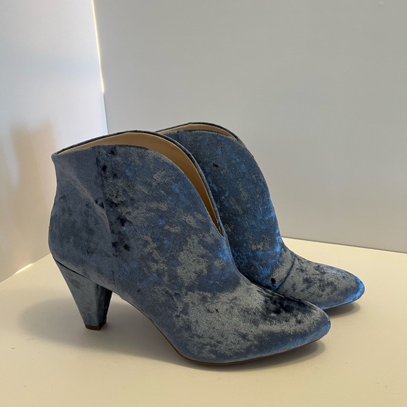 Elegant Blue Velvet Heeled Boots - Picture 2 of 8